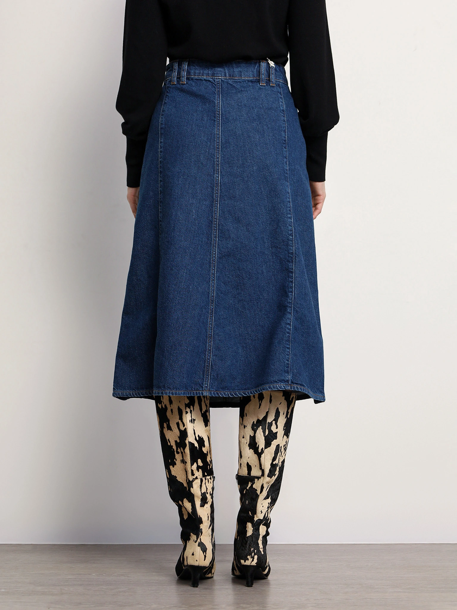 Юбка джинсовая расклешенная темно-синего цвета